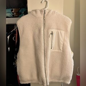 NWT Ivory Sherpa Vest with a hood in size L from Cotton On from ASOS!